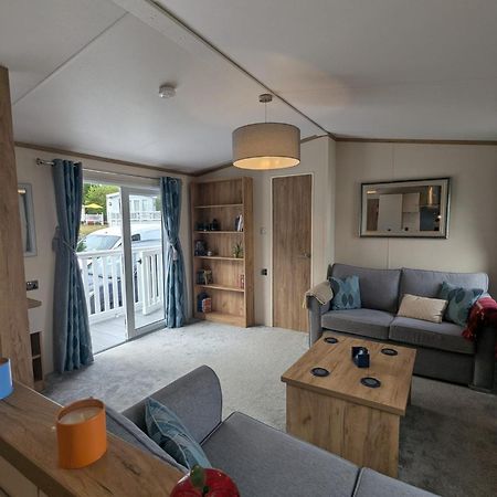 Spacious Comfortable Holiday Home With Unique Layout On 5 Star Shorefield Holiday Park Milford on Sea Exteriör bild