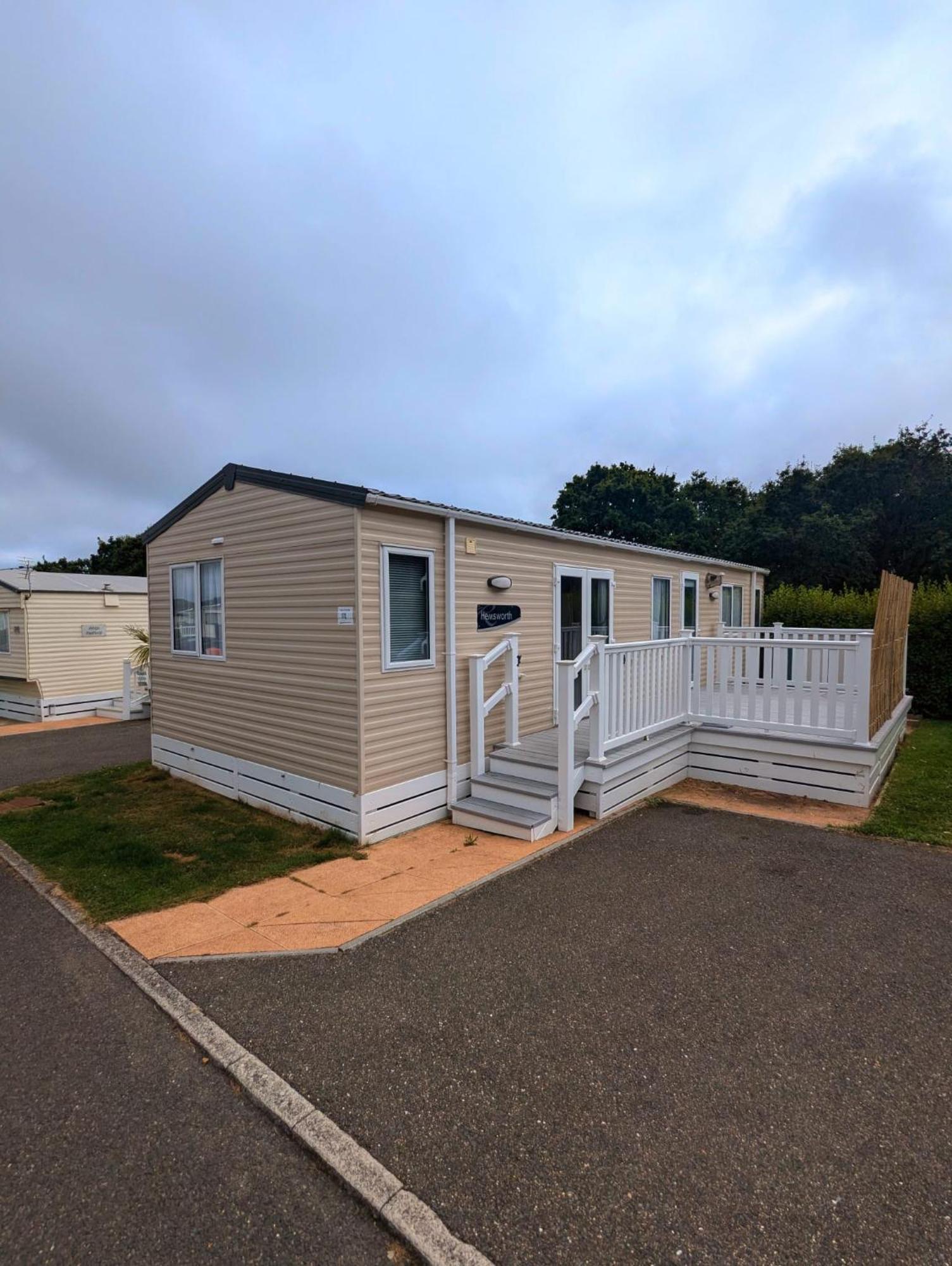 Spacious Comfortable Holiday Home With Unique Layout On 5 Star Shorefield Holiday Park Milford on Sea Exteriör bild